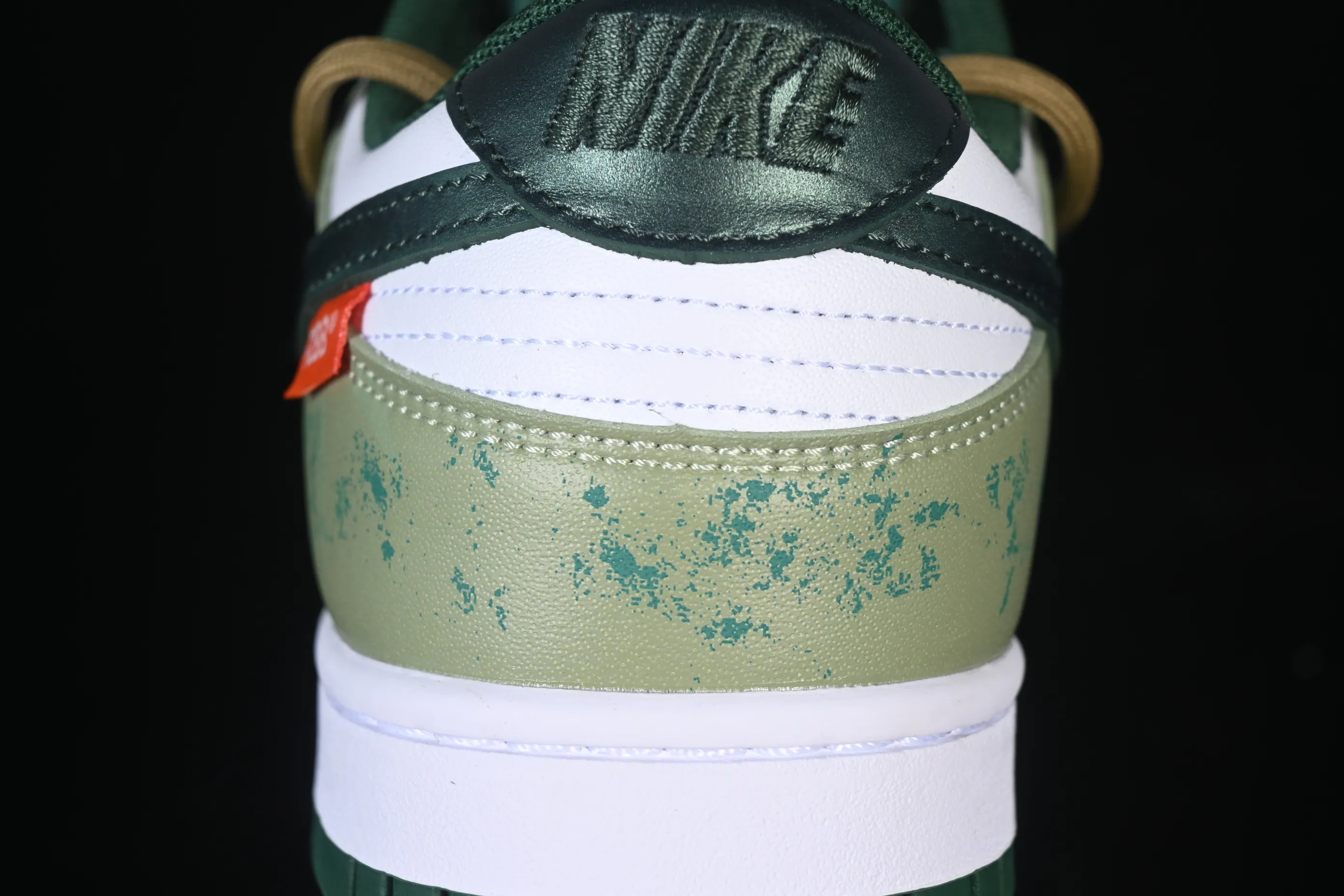 All categories Nk SB Dunk Series Nk SB Dunk Low High-end customized low-top sneakers Nike SB Dunk Low white and green straps low-top casual sneakers DD1391-100